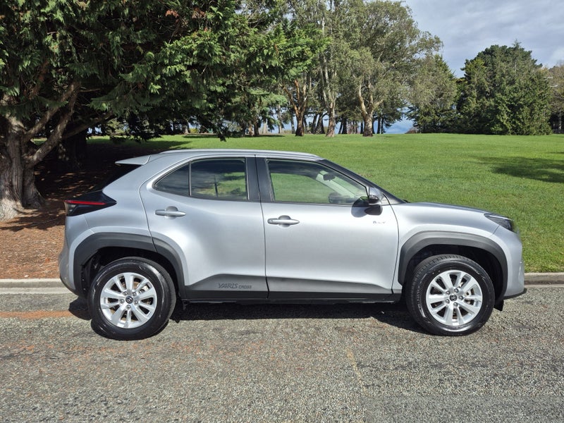 2024 Toyota Yaris Cross GX 1.5P HV ECVT FWD SUV... image 3