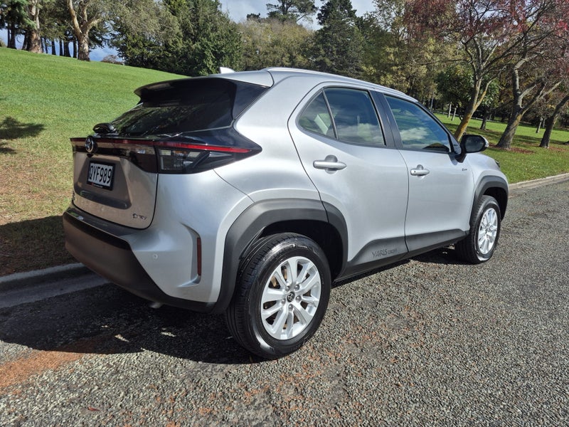 2024 Toyota Yaris Cross GX 1.5P HV ECVT FWD SUV... image 4