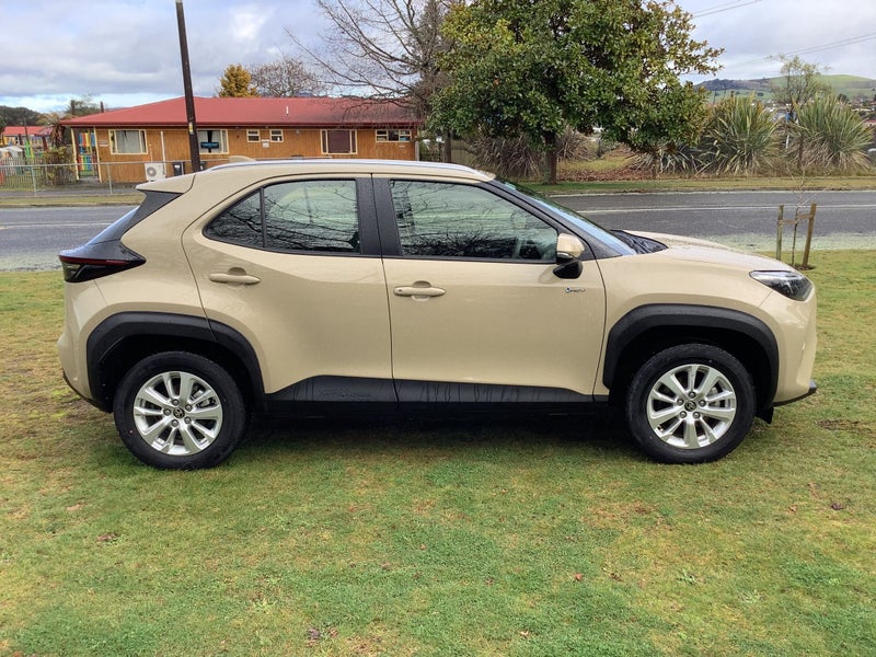 2024 Toyota Yaris Cross GX 1.5P HV ECVT FWD SUV... image 3