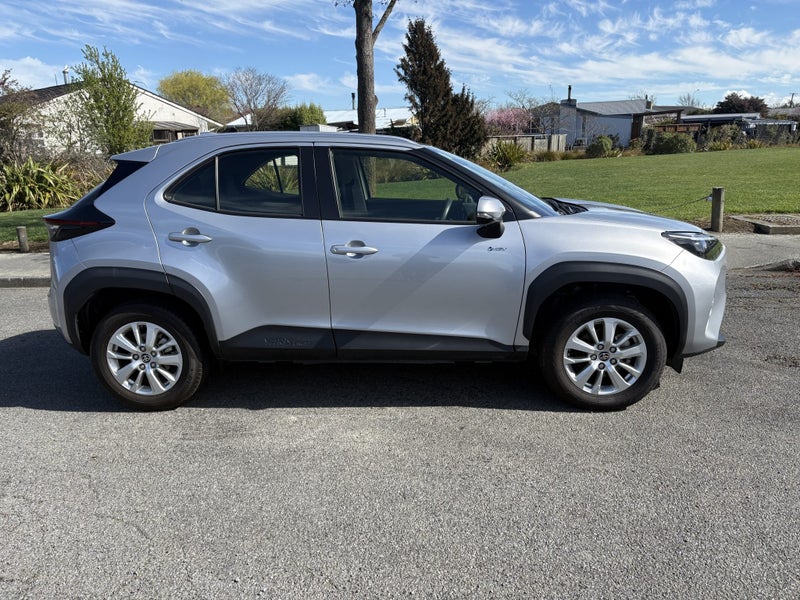 2024 Toyota Yaris Cross GX 1.5P HV ECVT FWD SUV... image 3