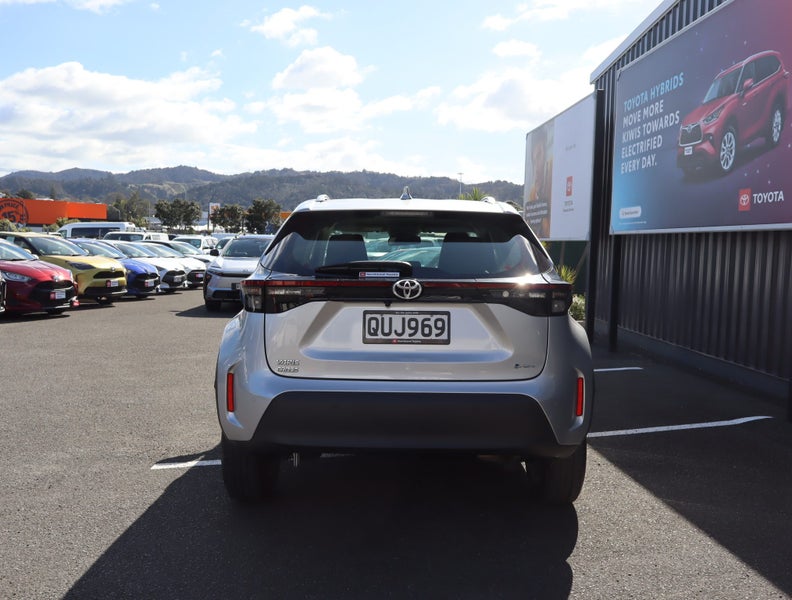 2024 Toyota Yaris Cross GX 1.5P HV ECVT FWD SUV... image 3