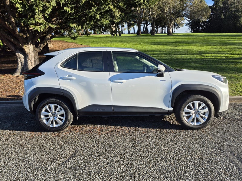 2024 Toyota Yaris Cross GX 1.5P HV ECVT FWD SUV... image 3