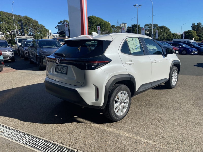 2024 Toyota Yaris Cross GX 1.5P Hybrid 2WD SUV image 2