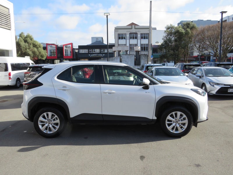 2024 Toyota Yaris Cross GX 1.5P Hybrid ECVT FWD... image 3