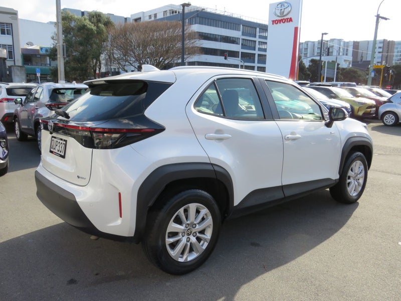2024 Toyota Yaris Cross GX 1.5P Hybrid ECVT FWD... image 4
