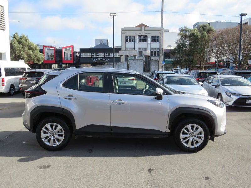 2024 Toyota Yaris Cross GX 1.5P Hybrid ECVT FWD... image 3