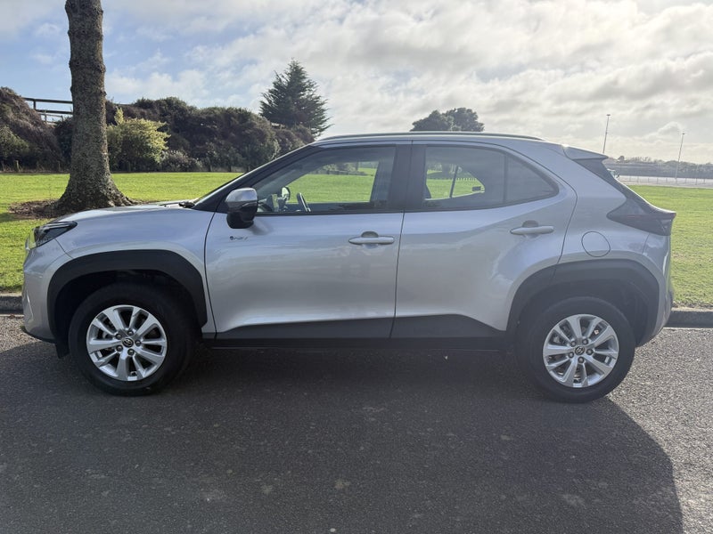 2024 Toyota Yaris Cross GX 1.5P Hybrid FWD Auto... image 3