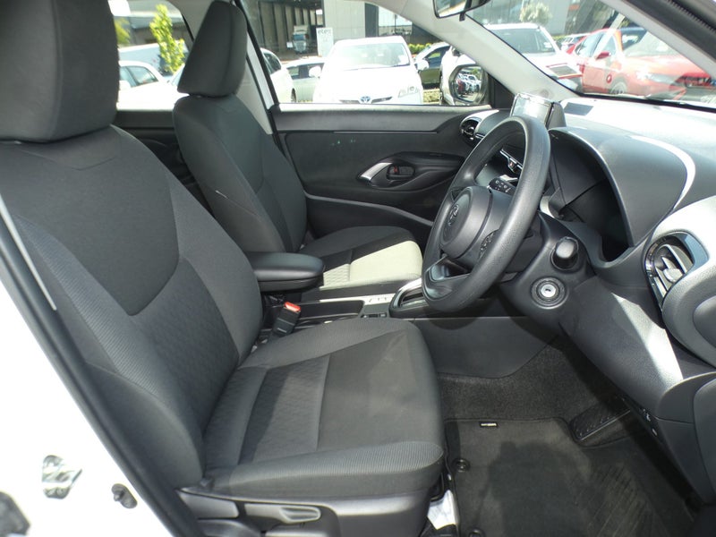 2024 Toyota Yaris Cross GX image 2