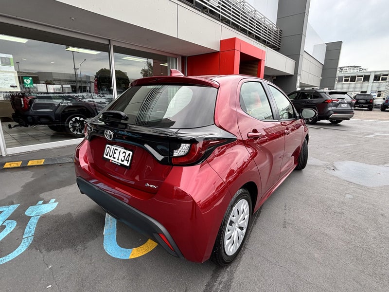 2024 Toyota Yaris GX 1.5 HYBRID ECONOMICAL HATCH image 3