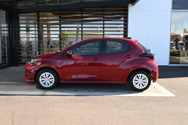 2024 Toyota Yaris GX 1.5 Petrol Hybrid FWD Hatc... image 3