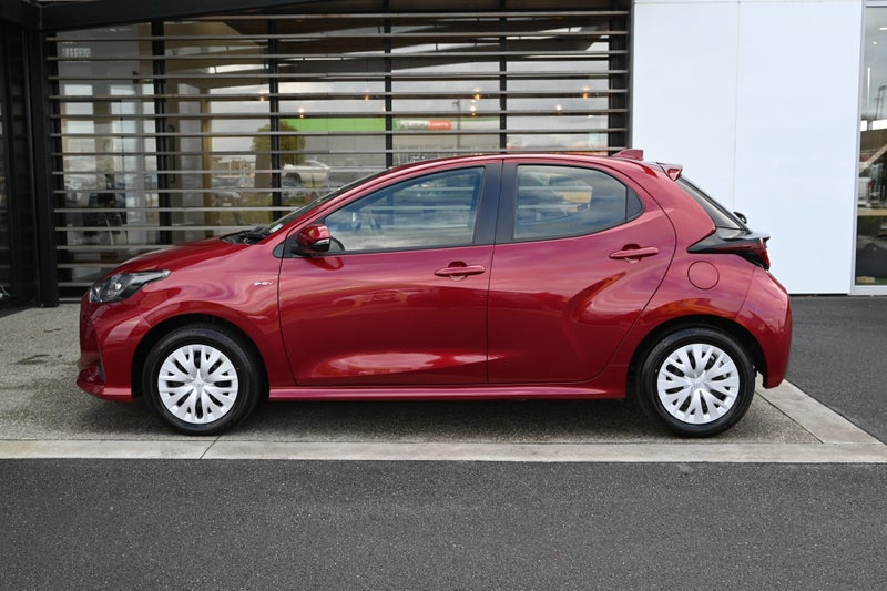 2024 Toyota Yaris GX 1.5 Petrol Hybrid FWD Hatc... image 3