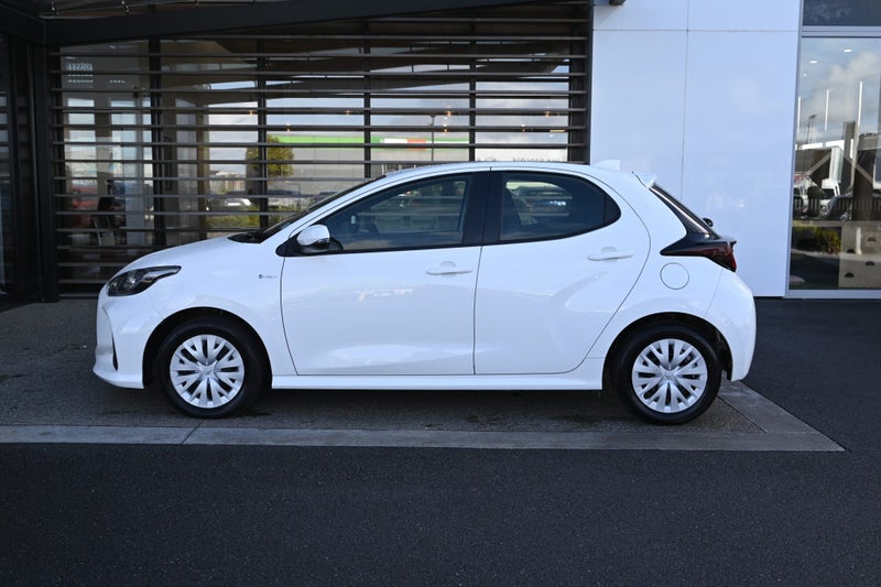 2024 Toyota Yaris GX 1.5 Petrol Hybrid FWD Hatc... image 3