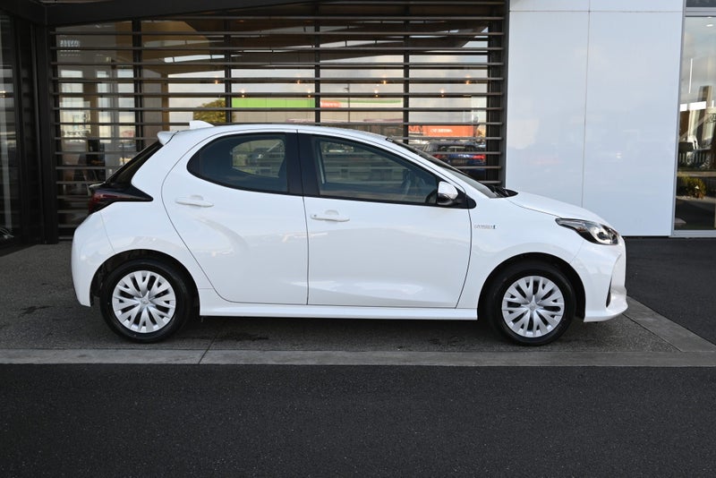 2024 Toyota Yaris GX 1.5 Petrol Hybrid FWD Hatc... image 5
