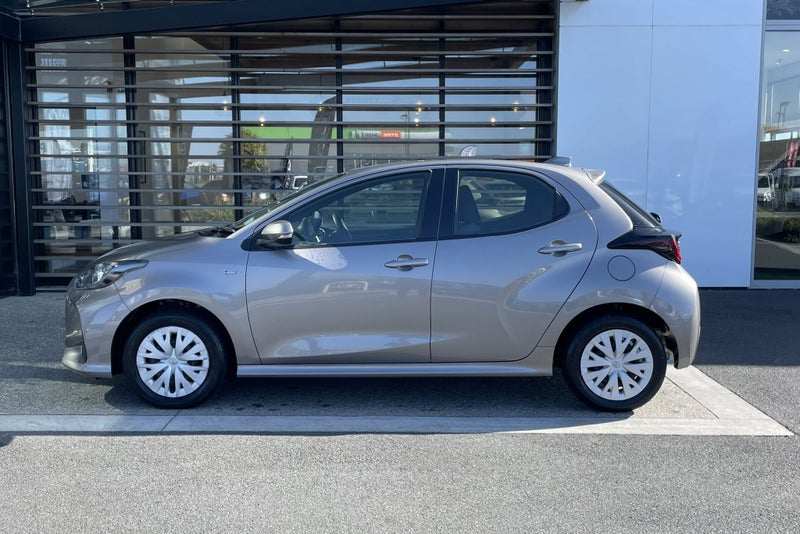 2024 Toyota Yaris GX 1.5 Petrol Hybrid FWD Hatc... image 3