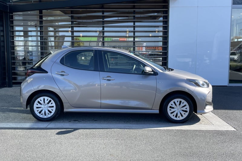 2024 Toyota Yaris GX 1.5 Petrol Hybrid FWD Hatc... image 5