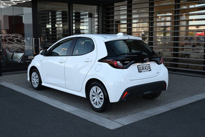 2024 Toyota Yaris GX 1.5 Petrol Hybrid FWD Hatc... image 2