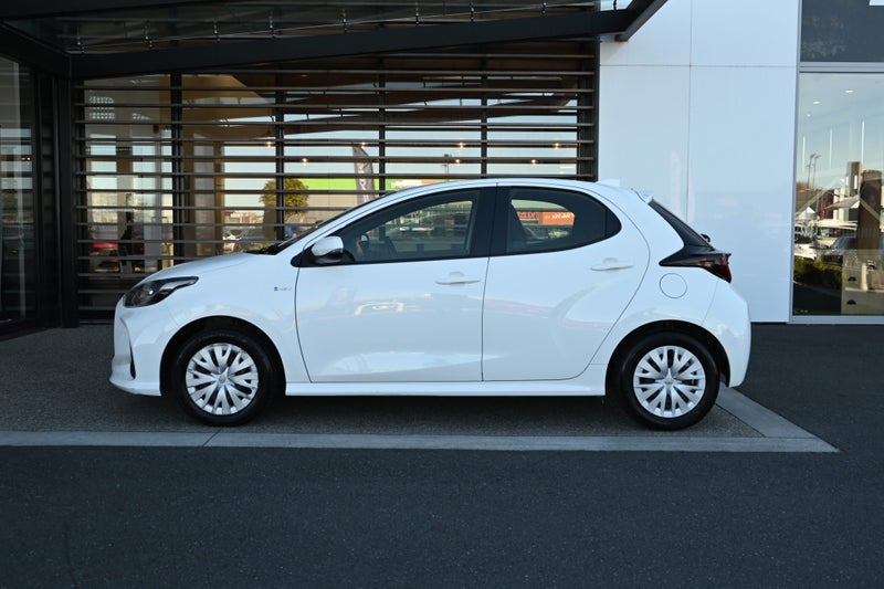 2024 Toyota Yaris GX 1.5 Petrol Hybrid FWD Hatc... image 3