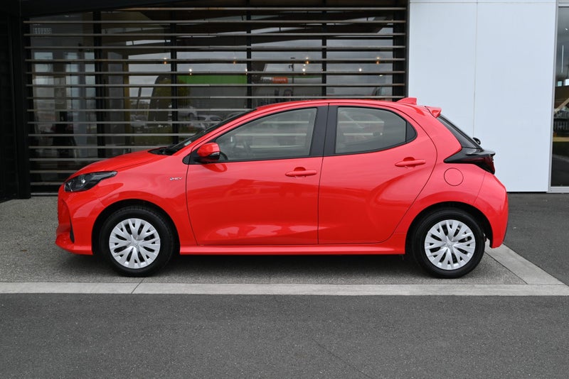 2024 Toyota Yaris GX 1.5 Petrol Hybrid FWD Hatc... image 3