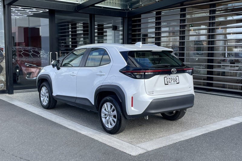 2024 Toyota Yaris GX 1.5 Petrol Hybrid FWD SUV image 2