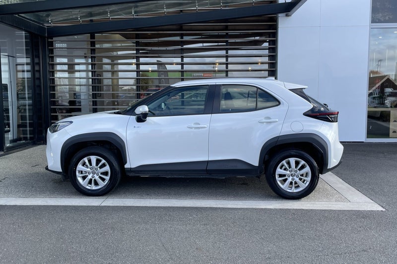 2024 Toyota Yaris GX 1.5 Petrol Hybrid FWD SUV image 3