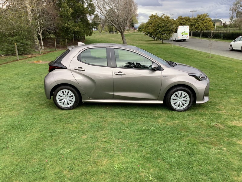 2024 Toyota Yaris GX 1.5L Hybrid Electric Vehicle image 4