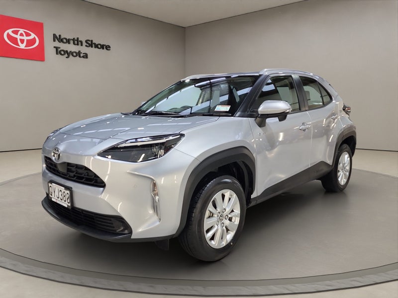 2024 Toyota Yaris GX 1.5L Hybrid FWD SUV image 3