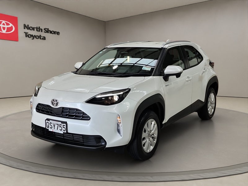 2024 Toyota Yaris GX 1.5L Hybrid FWD SUV image 3