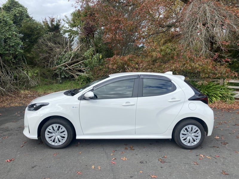 2024 Toyota Yaris GX 1.5P HV ECVT FWD HATCHBACK image 3