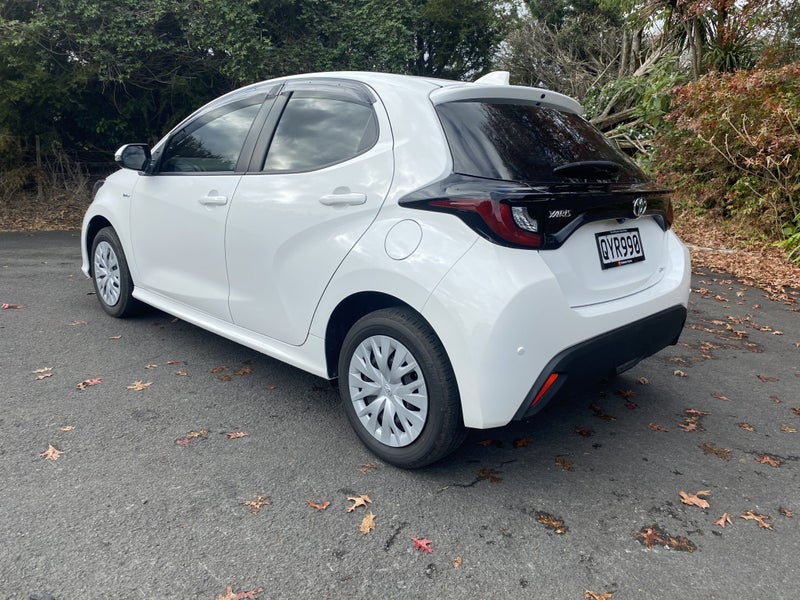 2024 Toyota Yaris GX 1.5P HV ECVT FWD HATCHBACK image 4