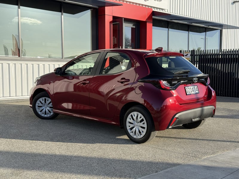 2024 Toyota Yaris GX 1.5P HV ECVT FWD Hatchback image 3