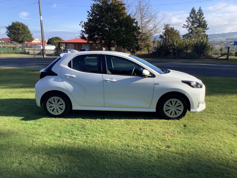 2024 Toyota Yaris GX 1.5P Hybrid Electric Vehicle image 4