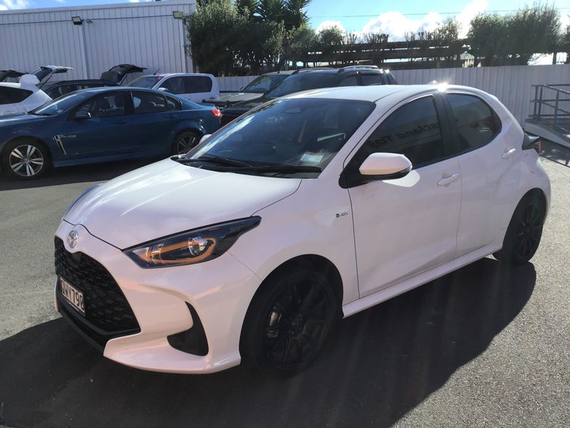 2024 Toyota Yaris GX 1.5P Hybrid Hatch image 3