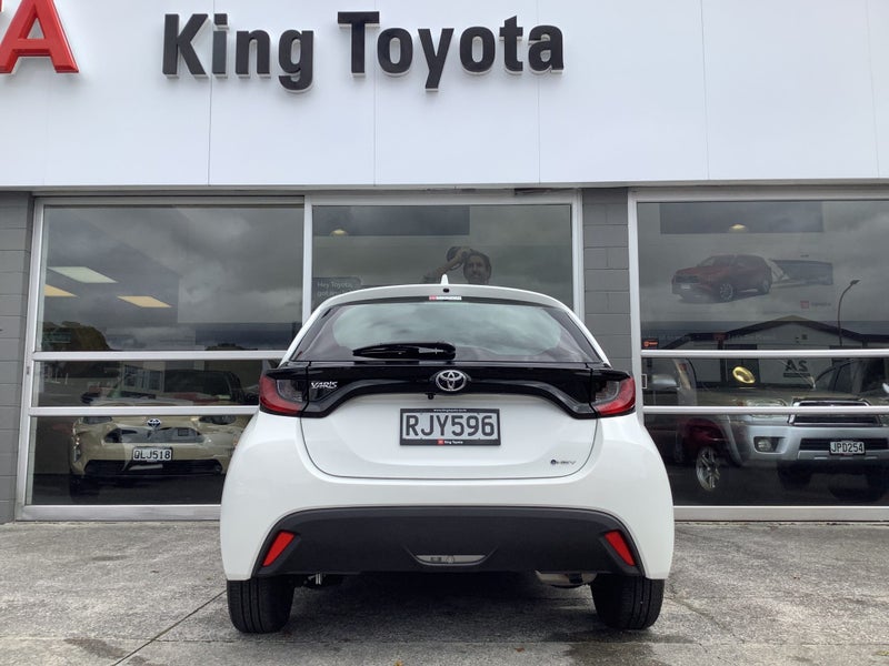 2024 Toyota Yaris GX 1.5P Hybrid Hatch image 4