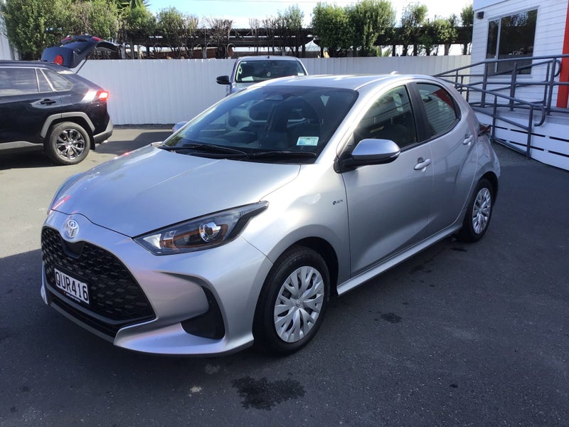 2024 Toyota Yaris GX 1.5P Hybrid Hatch image 3