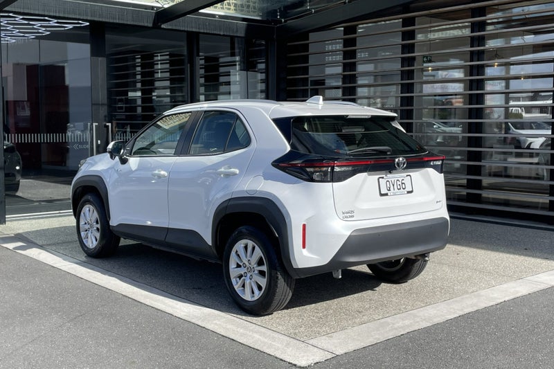 2024 Toyota Yaris GX 2.5 Petrol Hybrid FWD SUV image 2