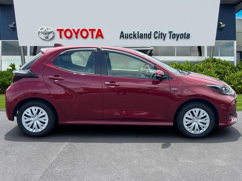 2024 Toyota Yaris GX image 3