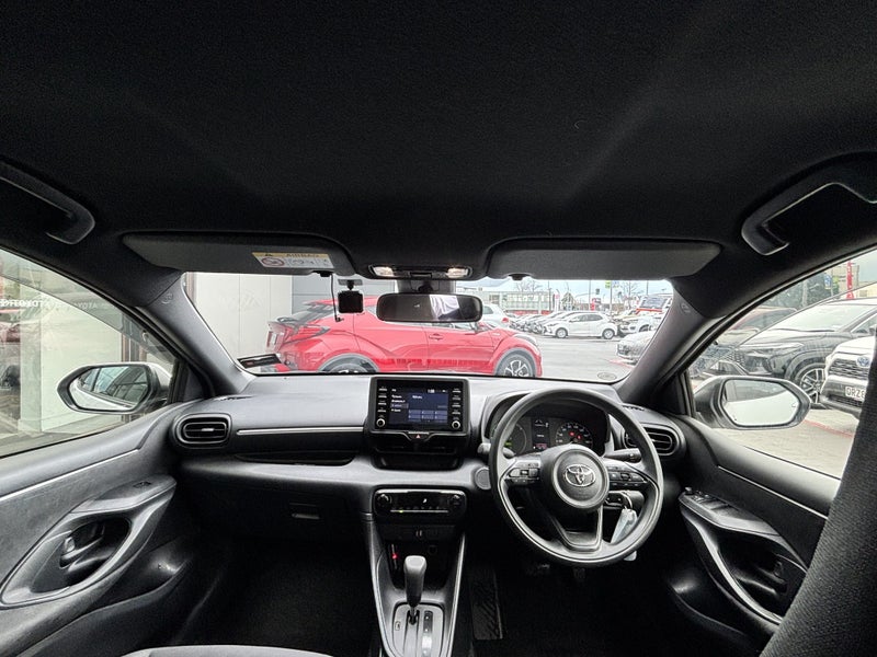 2024 Toyota Yaris X HYBRID image 2