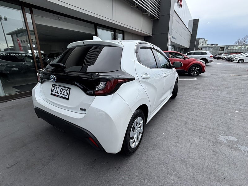 2024 Toyota Yaris X HYBRID image 3