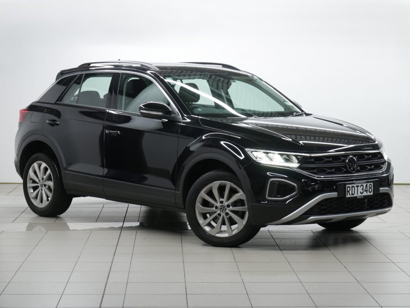 2024 Volkswagen T-Roc Life image 1