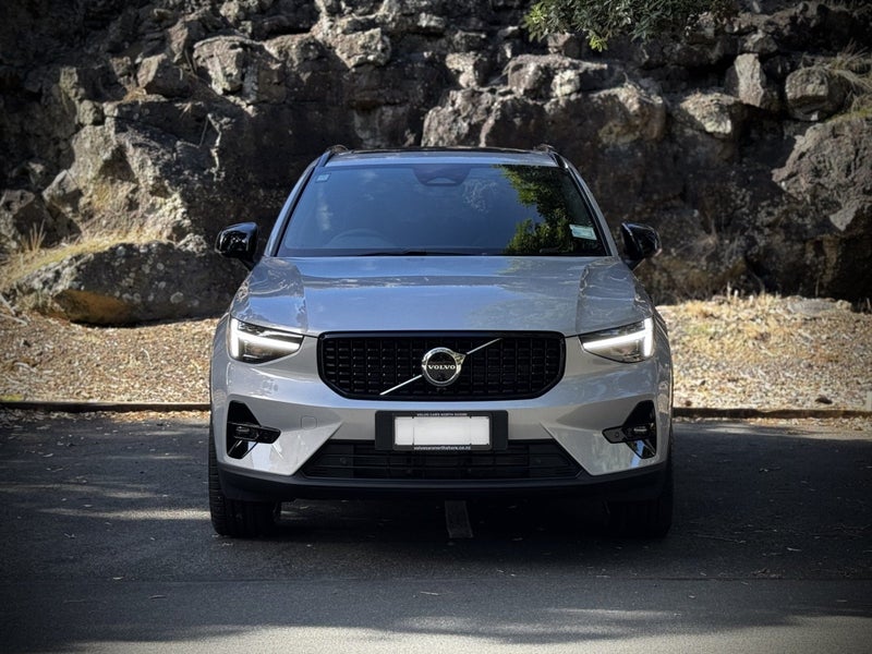 2024 Volvo XC40 B4 FWD Ultimate Dark image 2
