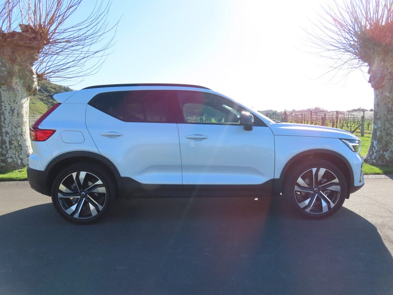 2024 Volvo XC40 B4 FWD Ultimate/Ultra Dark image 2