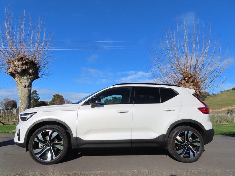 2024 Volvo XC40 B4 FWD Ultimate/Ultra Dark image 3