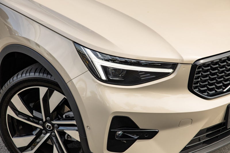 2024 Volvo XC40 B4 FWD Ultra Dark image 2