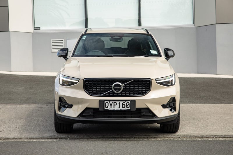 2024 Volvo XC40 B4 FWD Ultra Dark image 3