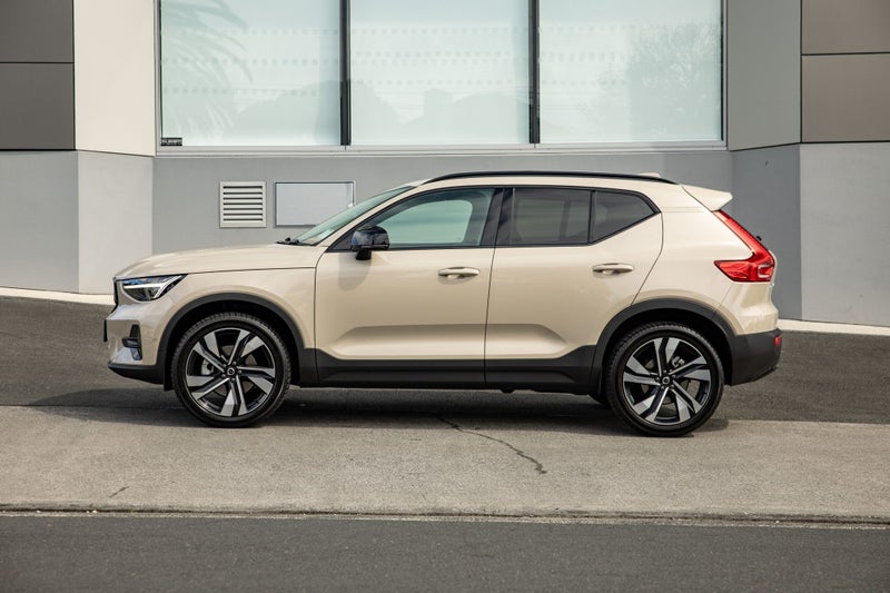 2024 Volvo XC40 B4 FWD Ultra Dark image 5