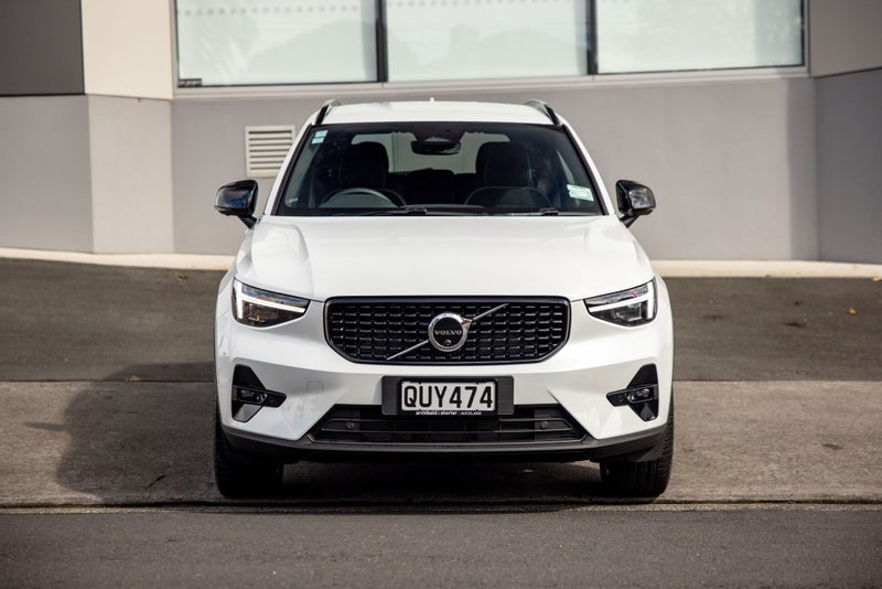 2024 Volvo XC40 B4 FWD Ultra Dark image 2