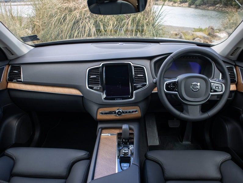 2024 Volvo XC90 B5 AWD PLUS image 3