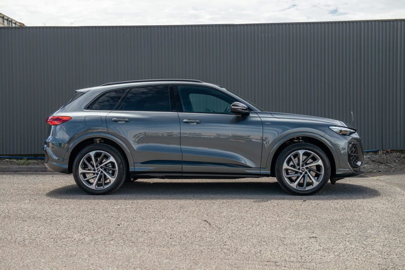 2025 Audi Q5 e-hybrid 220kW quattro S line PHEV image 5