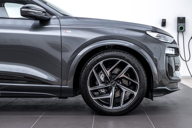 2025 Audi Q6 SUV E-TRON QUATTRO 285KW image 3