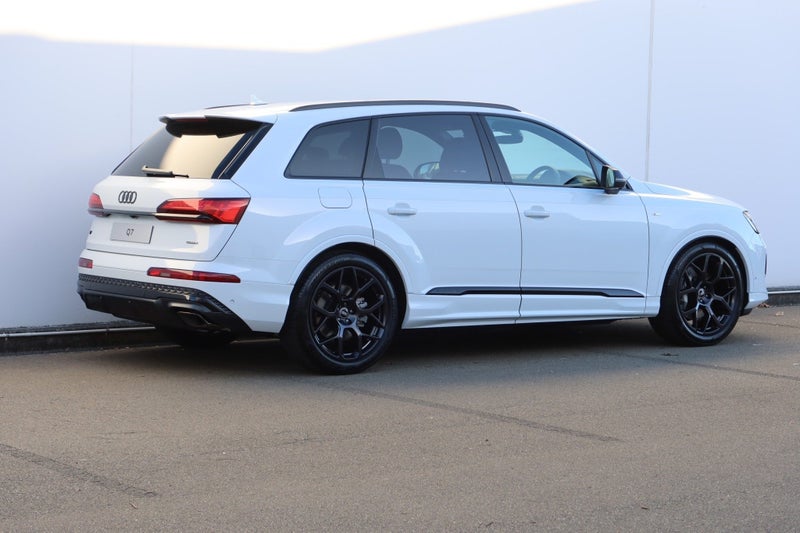 2025 Audi Q7 50 TDI Dynamic black edition image 3